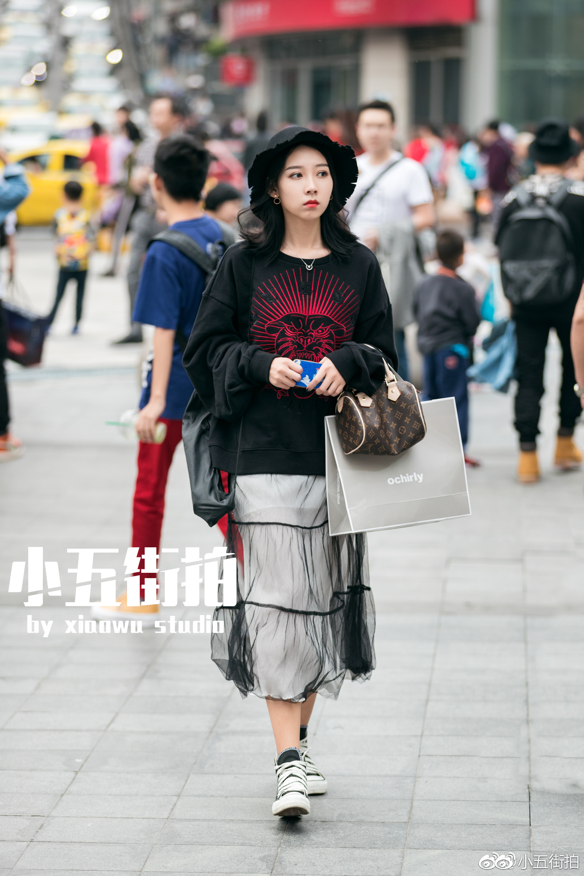 重庆街拍,裙子与卫衣的春季搭配,时髦又有女人味!