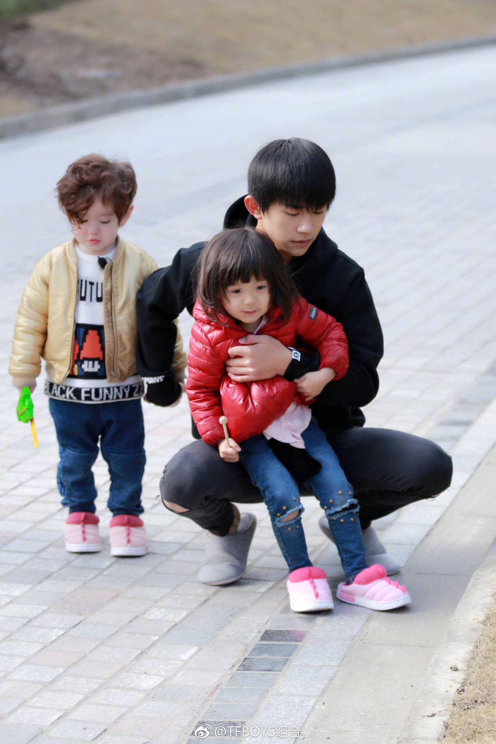 易烊千玺带娃逛街讲故事蒸桑拿,网友:简直太有爱,疯狂打call!