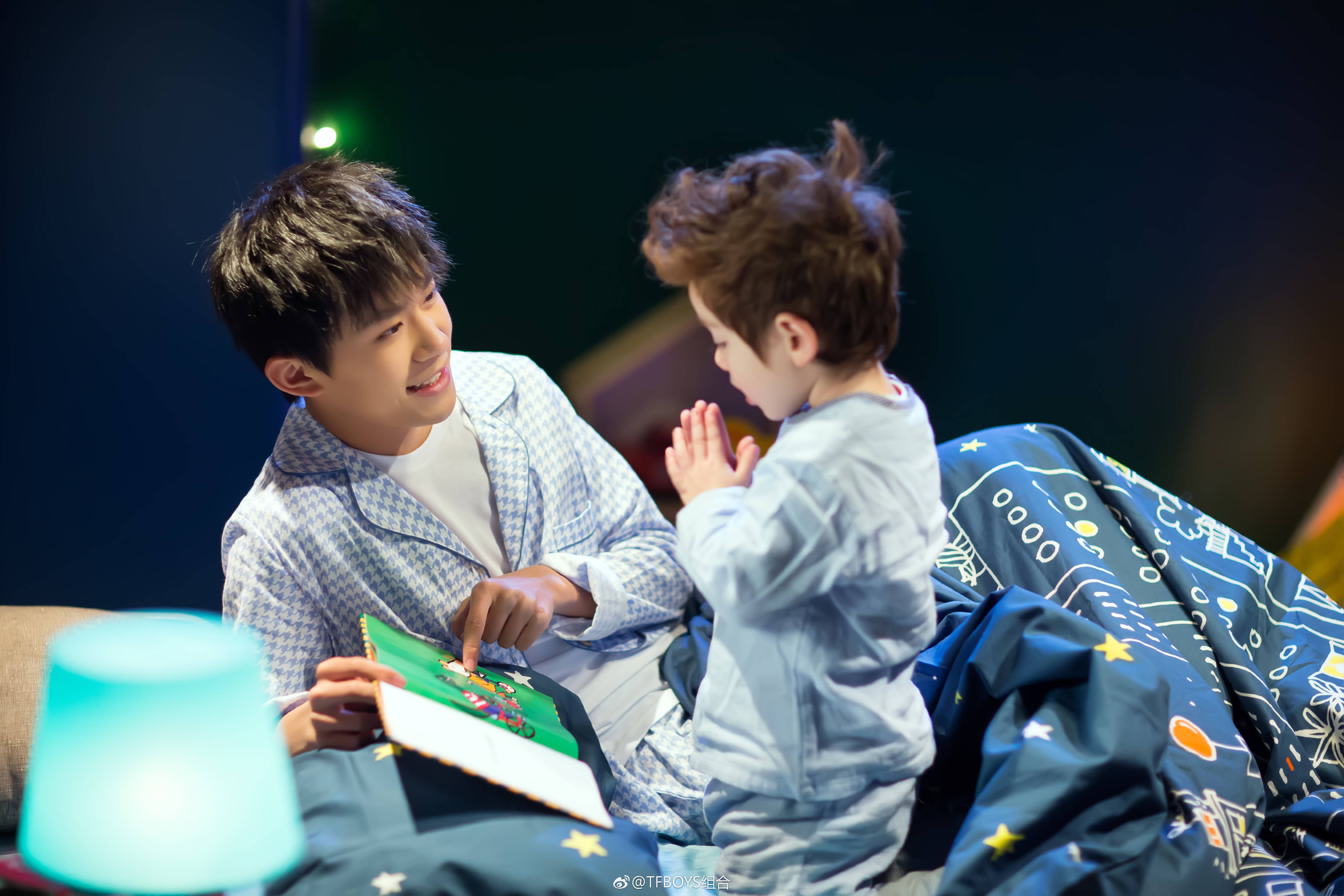 易烊千玺带娃逛街讲故事蒸桑拿,网友:简直太有爱,疯狂打call!