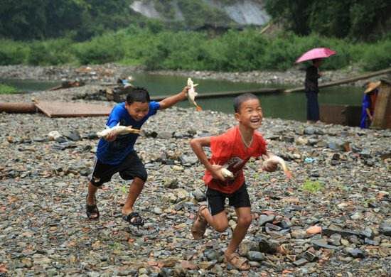 我们穿开裆裤的时候就下河摸鱼,这里9岁孩子独自上学才被合法化