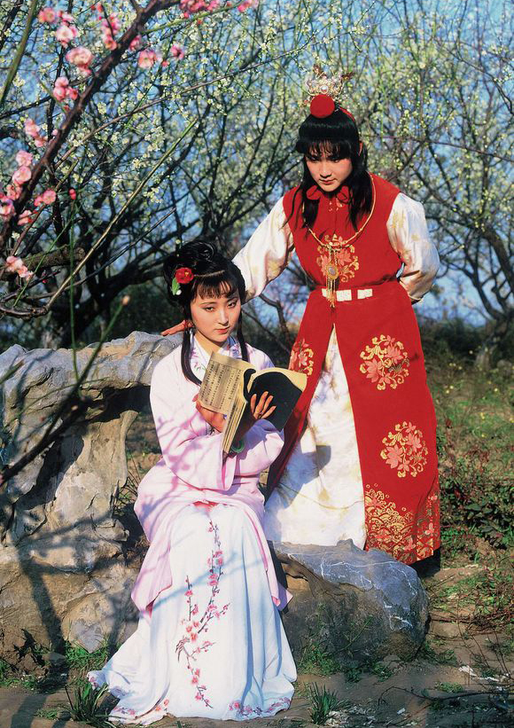 87版《红楼梦》宝黛亲密剧照:贾宝玉最爱林黛玉的什么?