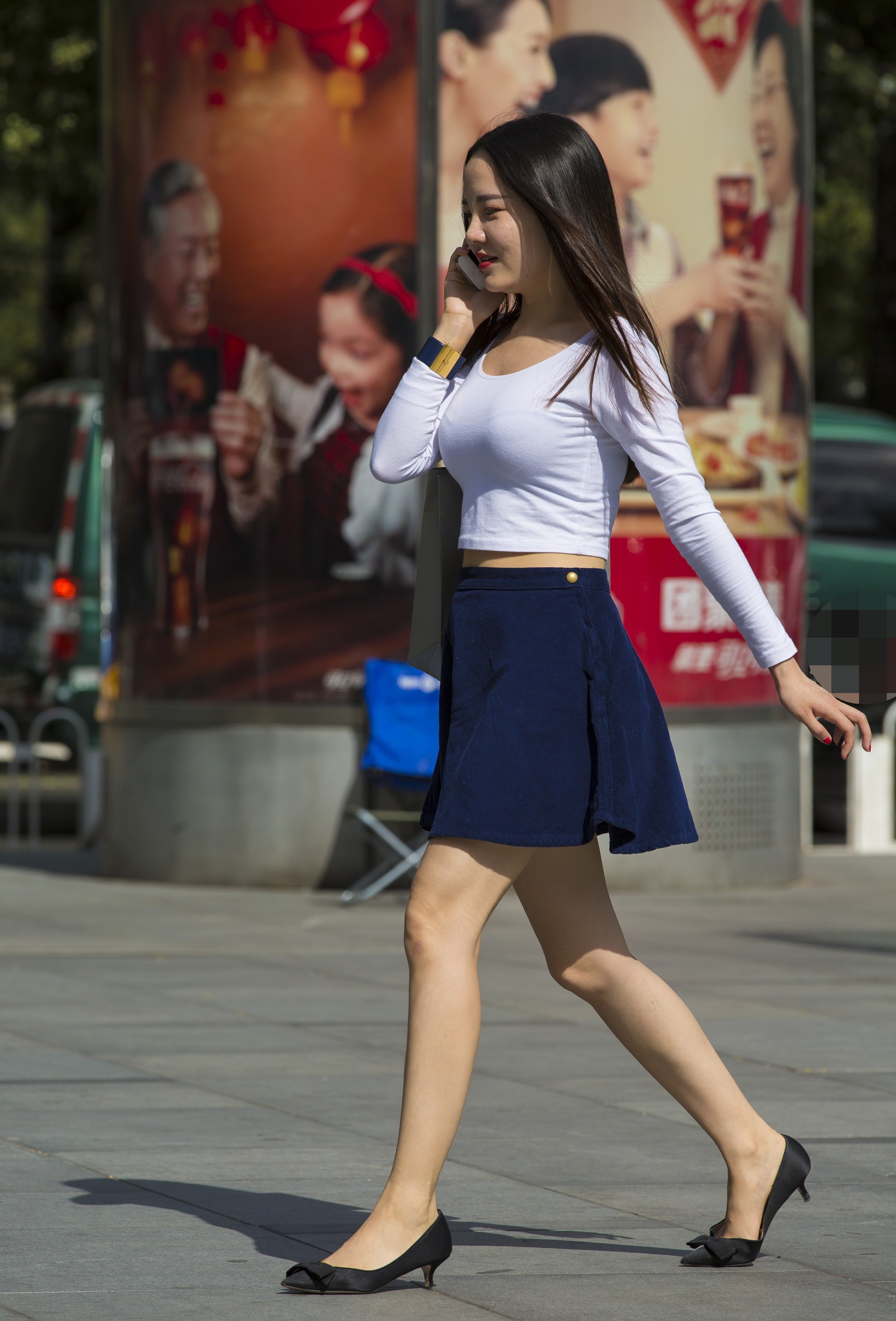 街拍:广州街头开始出现丝袜长腿,最后一个姐姐很抢眼!