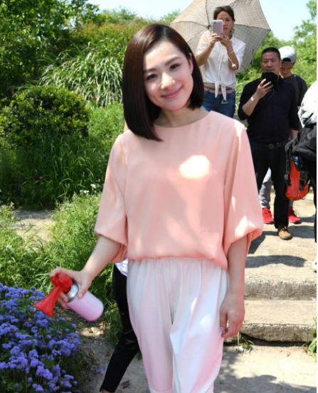 刘璇和儿子同框,母子颜值对比一言难尽,网友:浪费大好基因!