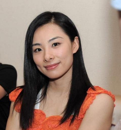 刘璇和儿子同框,母子颜值对比一言难尽,网友:浪费大好基因!