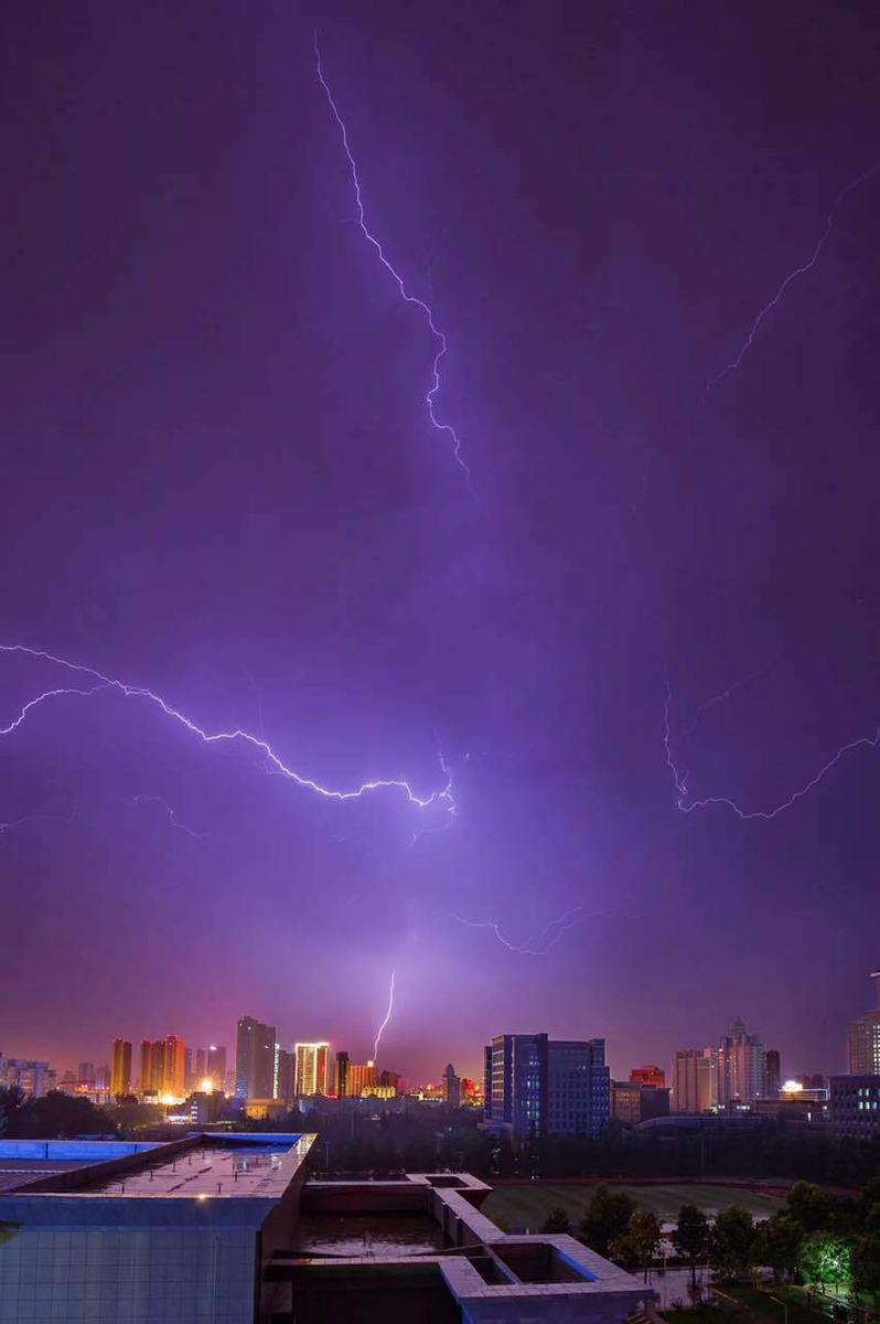 郑州昨夜电闪雷鸣下暴雨 网友整夜不睡拍闪电