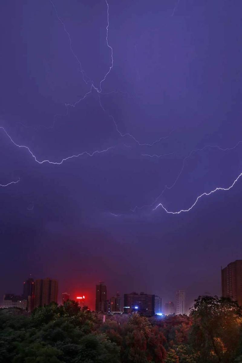 郑州昨夜电闪雷鸣下暴雨 网友整夜不睡拍闪电