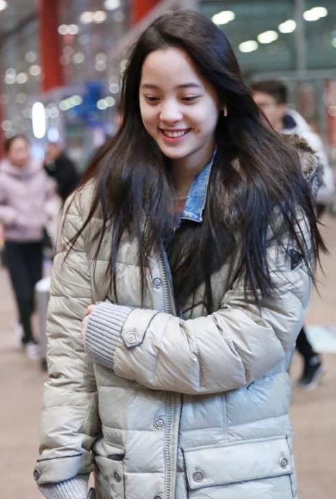 欧阳娜娜,这个小姑娘笑起来超级可爱,简直是氧气美少女