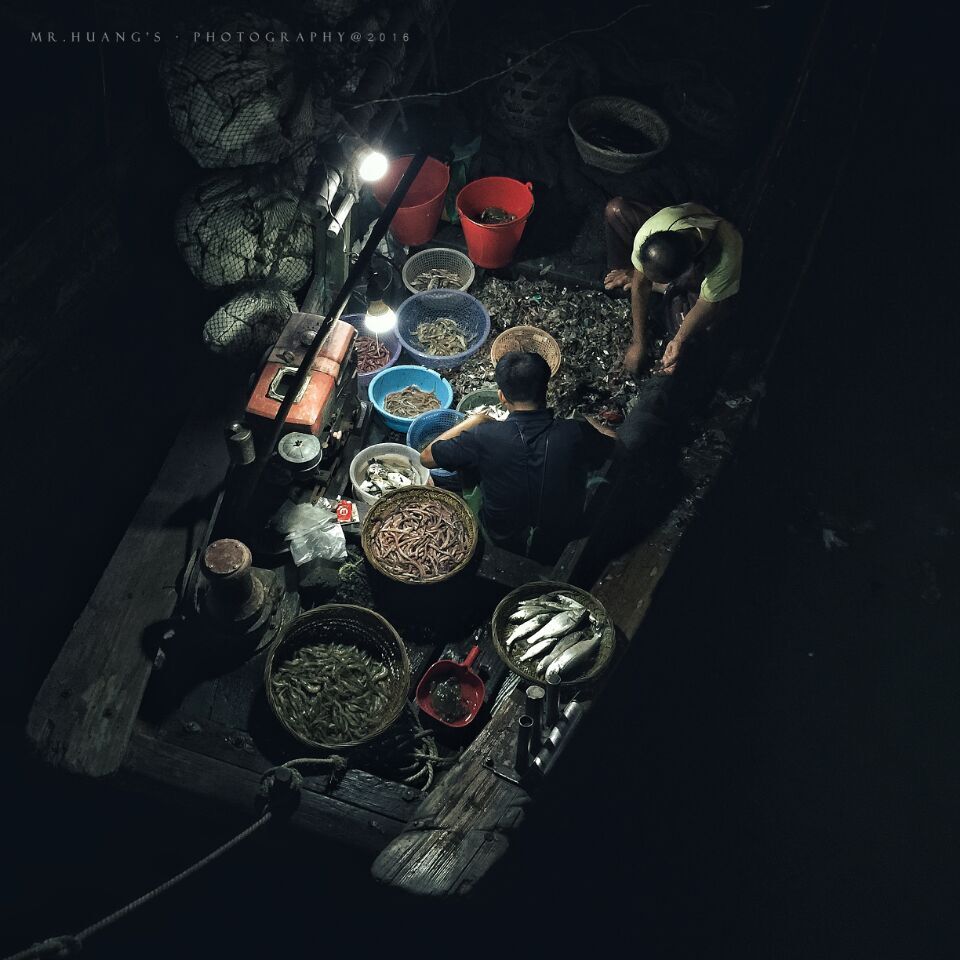 渔民晚上捕鱼,看着莫名的心疼!