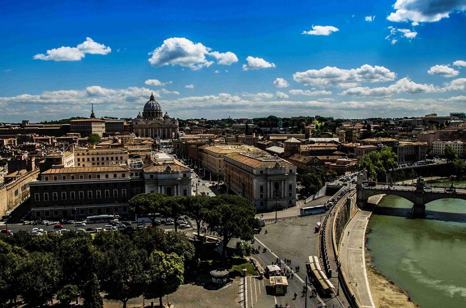 梵蒂冈虽然故土面积狭小,但是却很富裕,人均gdp超过7万美元,梵蒂冈在