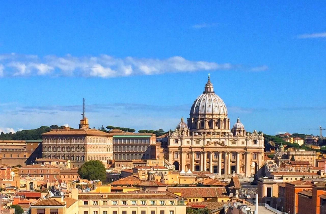 梵蒂冈虽然故土面积狭小,但是却很富裕,人均gdp超过7万美元,梵蒂冈在