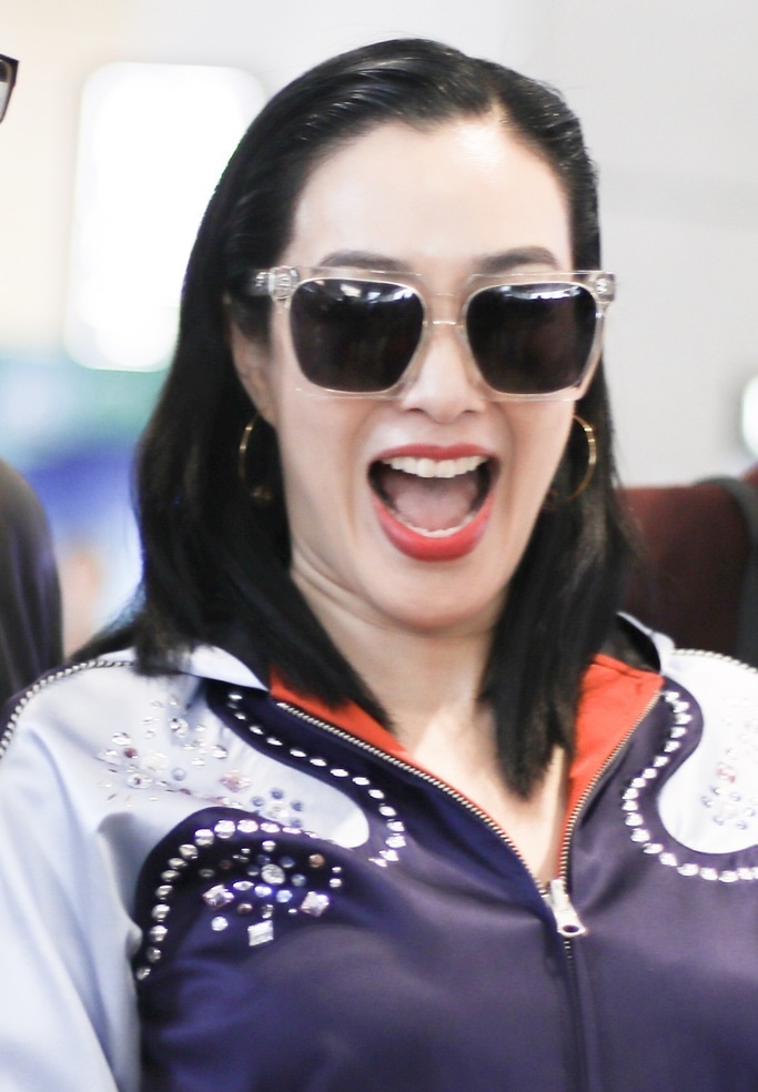 钟丽缇与粉丝互动化身"表情包" 开心逗萌娃母性大发