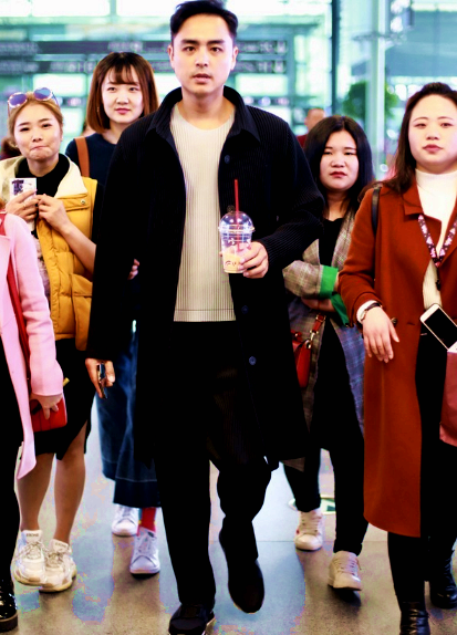 明道机场照流出,瘦身后颜值依旧,网友直呼:发际线不忍直视!