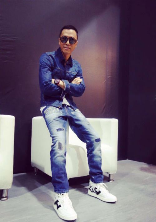 有传闻说甄子丹为人比较傲慢,李连杰给他颁奖时还耍大牌