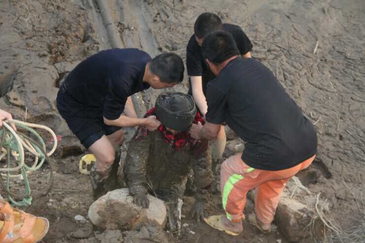 80岁老人陷泥潭8个小时,天黑前幸被发现