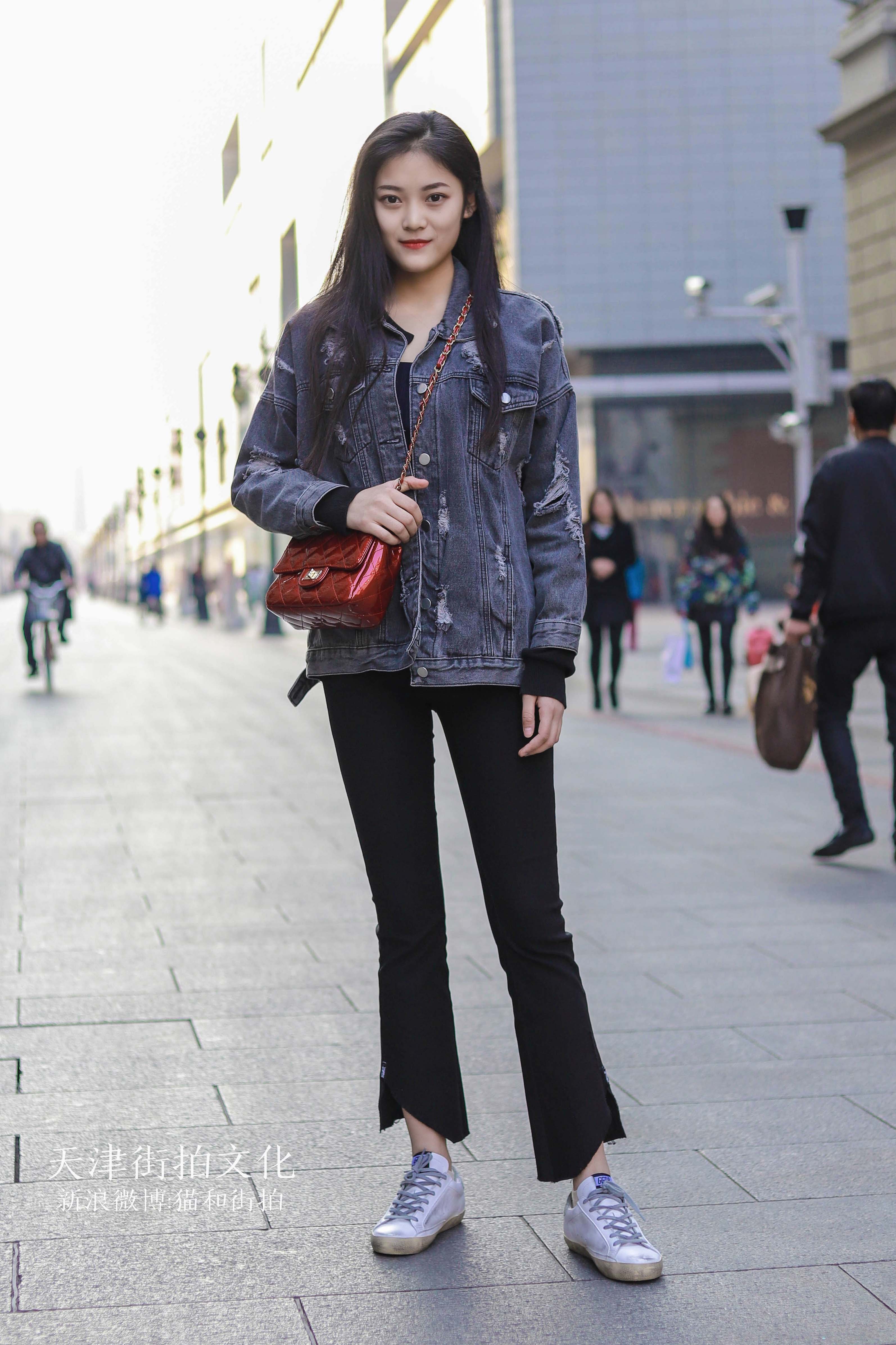 天津街拍,西装外套内搭条纹衬衫,休闲又有范!