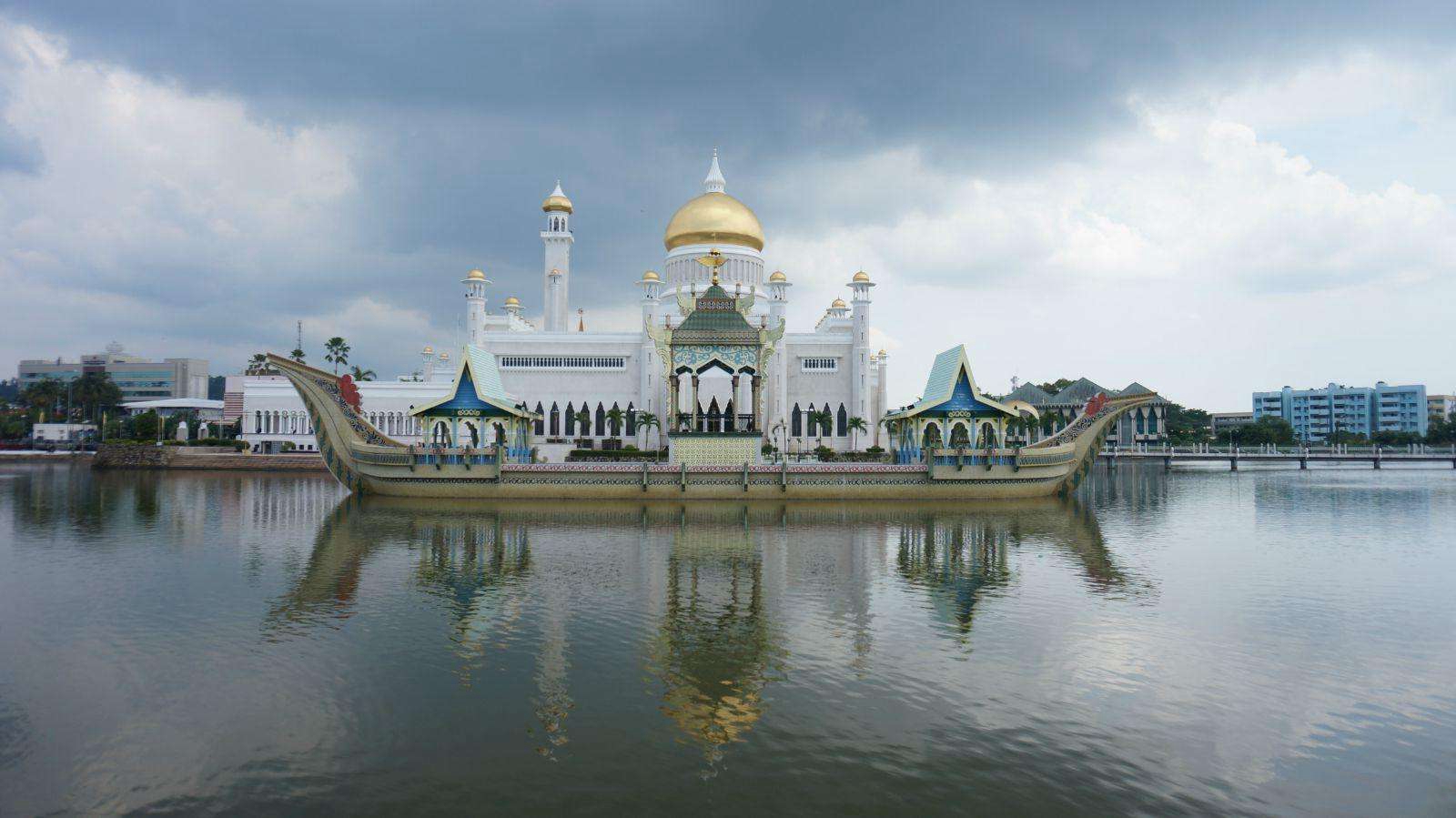文莱位于亚洲东南部,加里曼丹岛西北部,北濒中国南海,东南西三面与