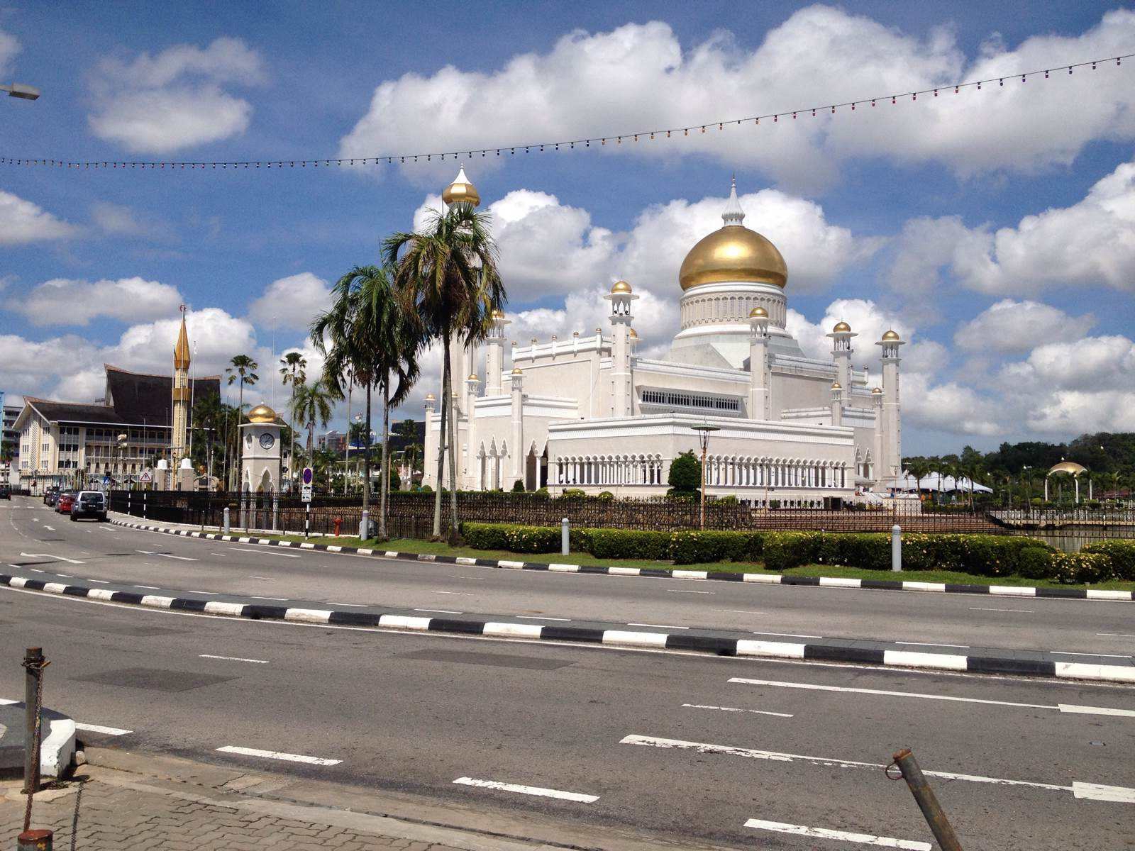 文莱位于亚洲东南部,加里曼丹岛西北部,北濒中国南海,东南西三面与