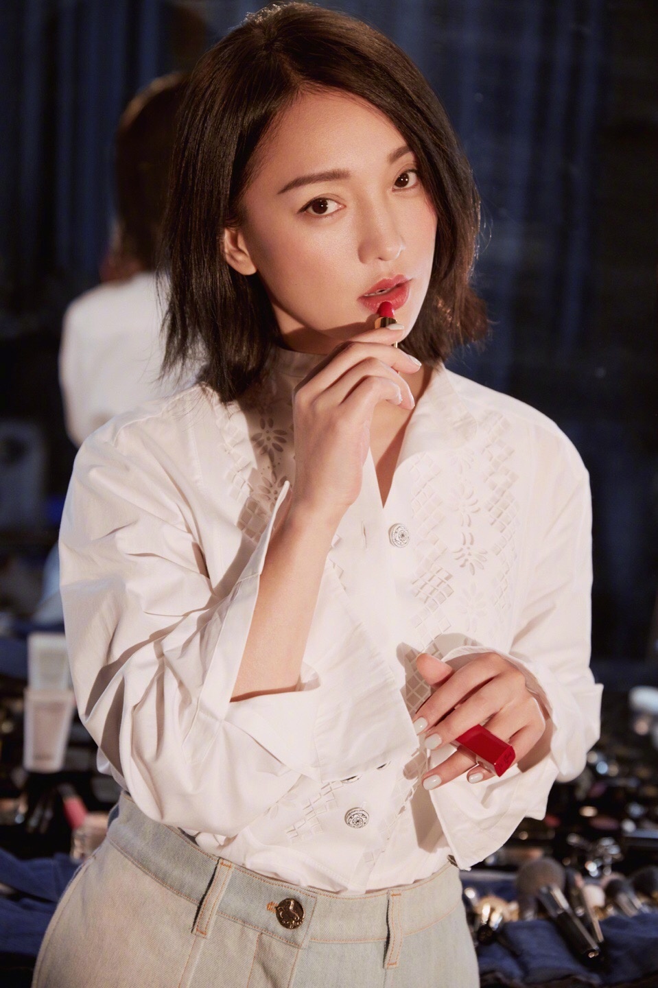 她被赞是天才型演员,貌美气质好却有一副公鸭嗓,穿搭时尚有范儿