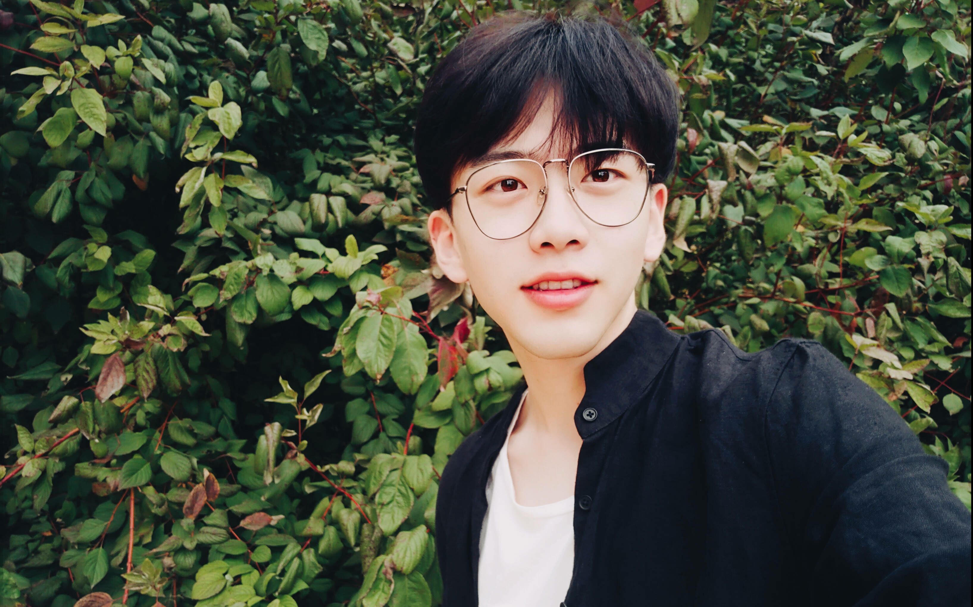 费启鸣飞往长沙录节目,美颜网红的自拍和他拍差别大吗?