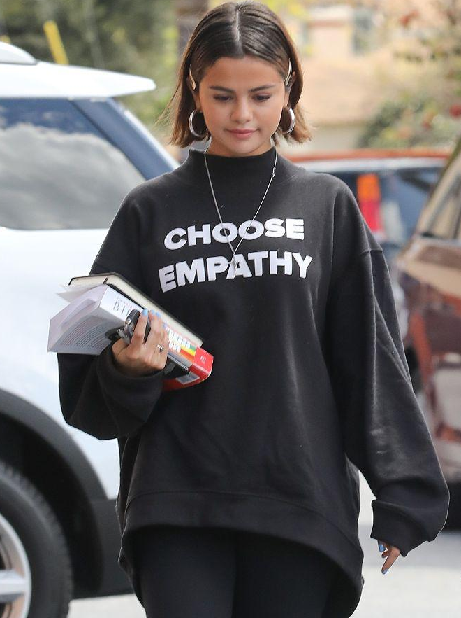 组图:赛琳娜与比伯分手心情毫无影响 与闺蜜出街5块钱发卡亮了