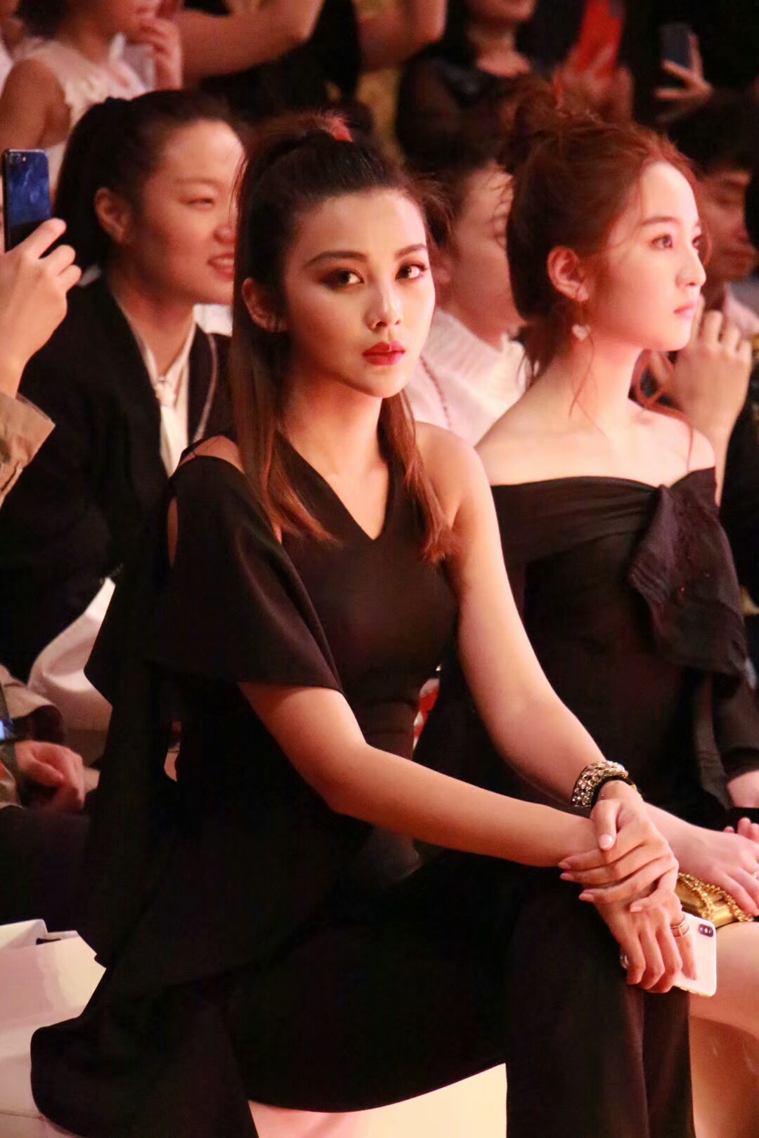 王祉萱现身北京时装周 助阵兰玉大秀