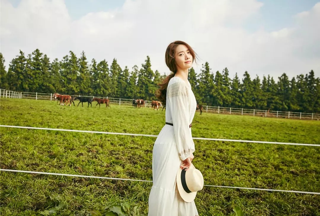 林允儿最美的7张全身照,清纯可爱,最后一张漫画少女