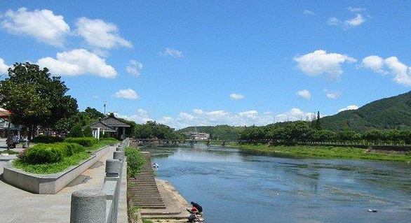 溪口镇,位于奉化市西北,东与萧王庙街道相连