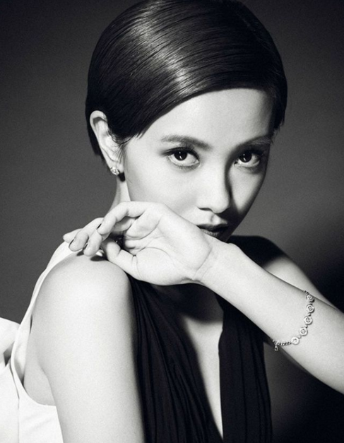 她"有优格女孩"之称,出道之初就是一副清纯文艺女生形象