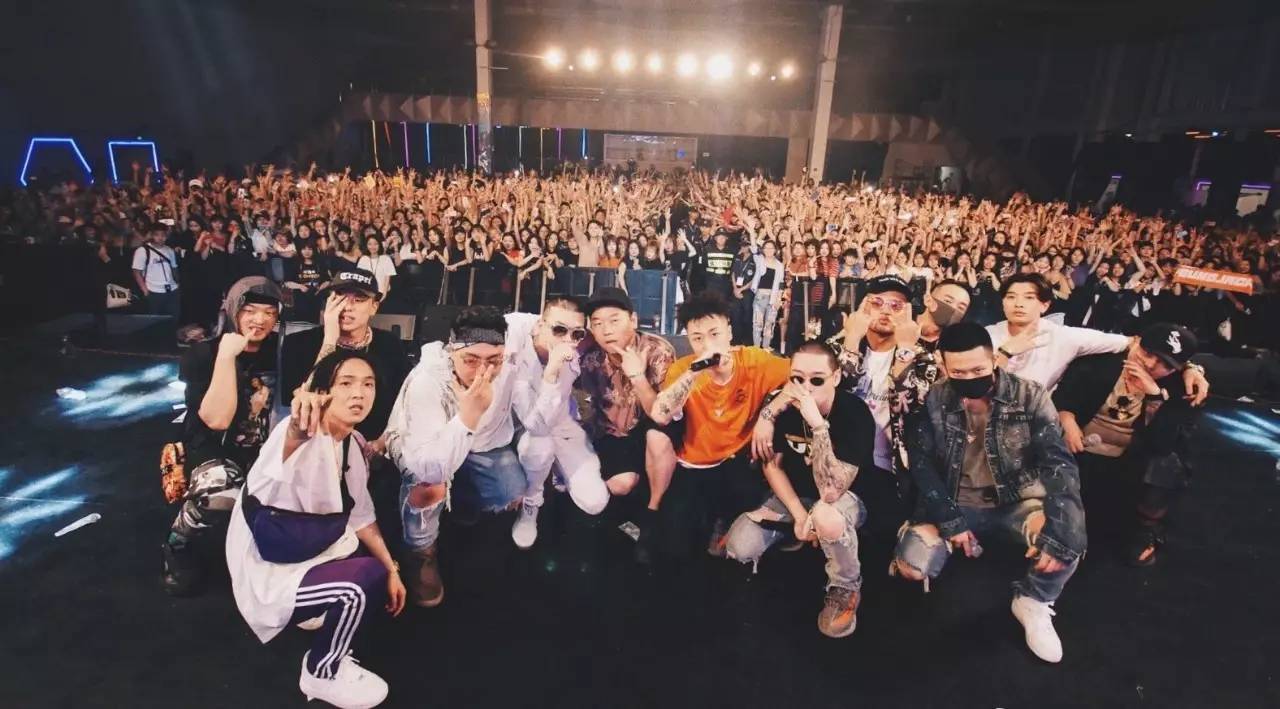 小白离开红花会被骂白眼狼,pgone微博小号嘲讽"不屑与狗为伍"