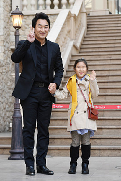 韩彩英出席赵显宰婚礼变"行走的芭比娃娃"粉嫩公主裙大秀美腿