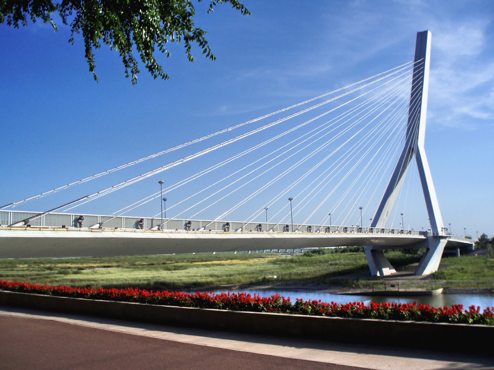 人工瀑布飞扬直下,虽然比不上壮观,景色依然最美