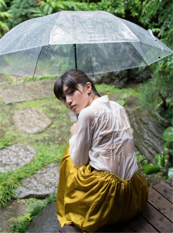 日本女星高崎圣子的雨中写真照,画面也太过唯美了!