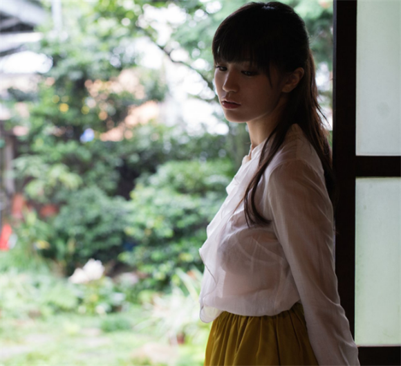 日本女星高崎圣子的雨中写真照,画面也太过唯美了!