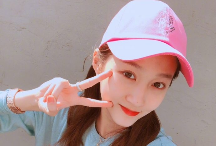 无惧恶评,关晓彤比剪刀手心情大好,为《凤囚凰》打call不遗余力