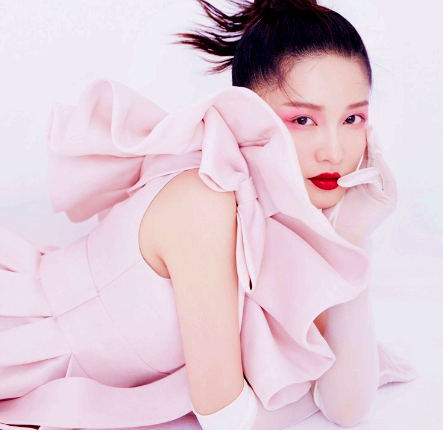 李沁写真照流出,将中国古代元素与现代时尚完美融合,惊艳!