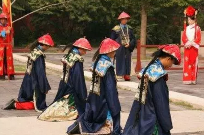 清朝官员在跪拜时为什么要先拍两下袖子?有什么讲究?