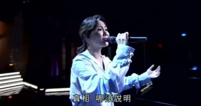 [图]胡琳现场演唱《明知故犯》，简直不逊色于原唱