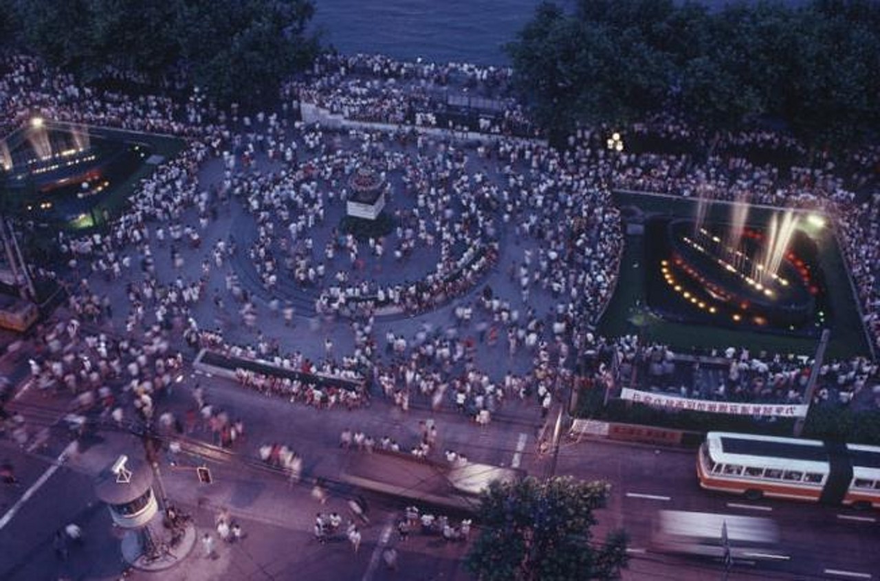 80年代末的中国老照片:图1夜晚熙熙攘攘的街头,图5时尚女青年