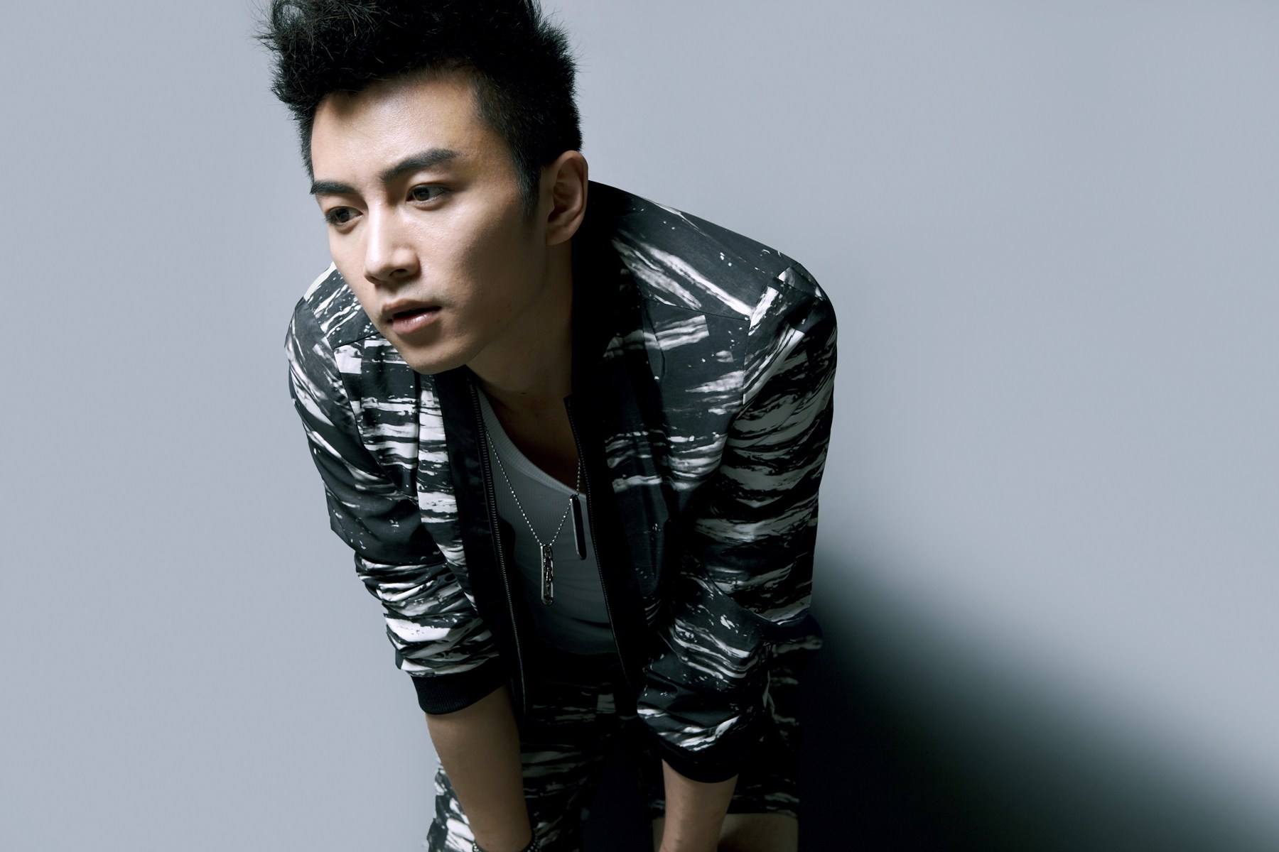 在云巅之上中饰演唐斐,该剧讲述励志小明星简兮与傲