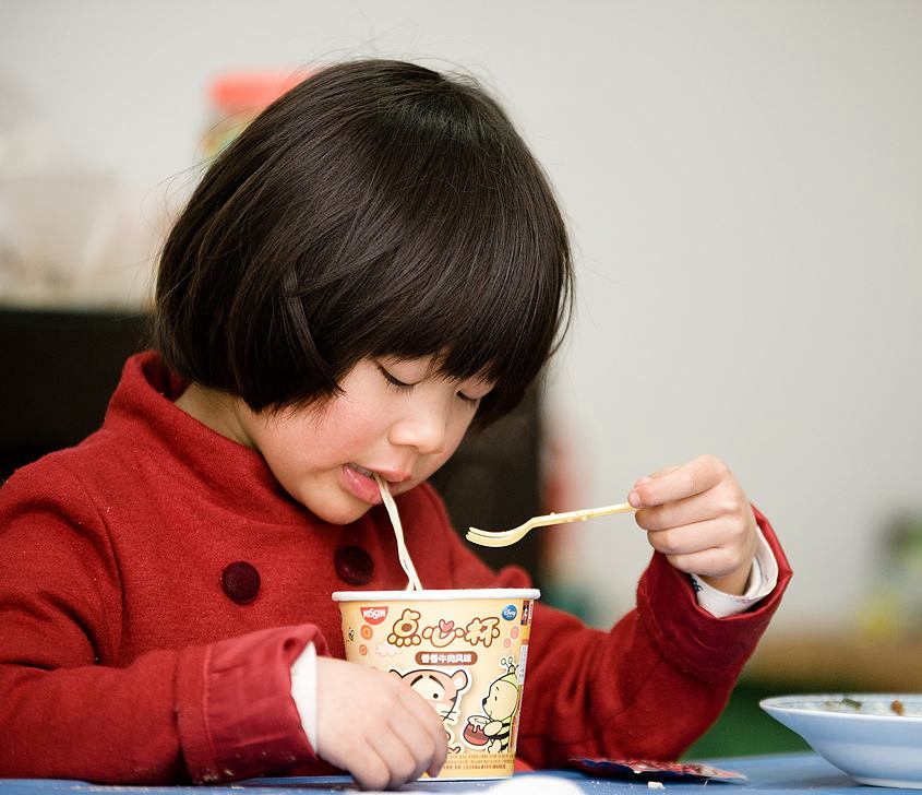 小朋友吃垃圾食品图片