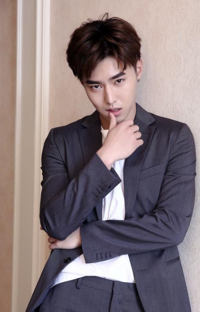 当颤抖吧阿部中的李逸穿上了现代装,竟然这么帅