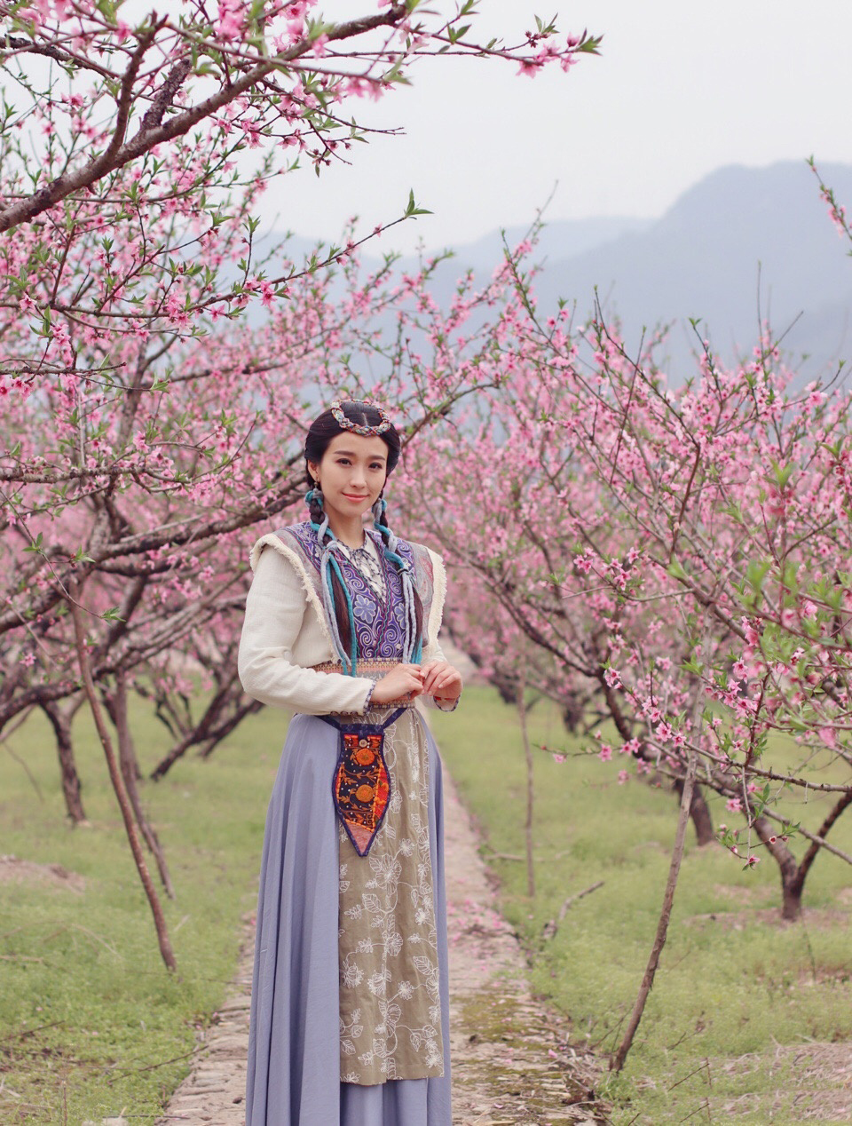 tvb美女姚子羚一身古装造型置身于桃花林中,桃花艳佳人美!