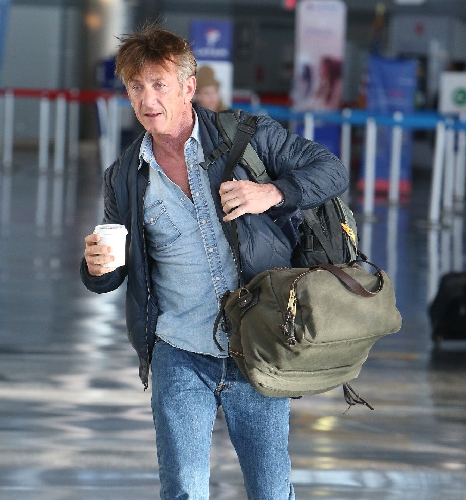 57岁美国著名男演员肖恩·潘低调现身机场,这才是真的机场照啊
