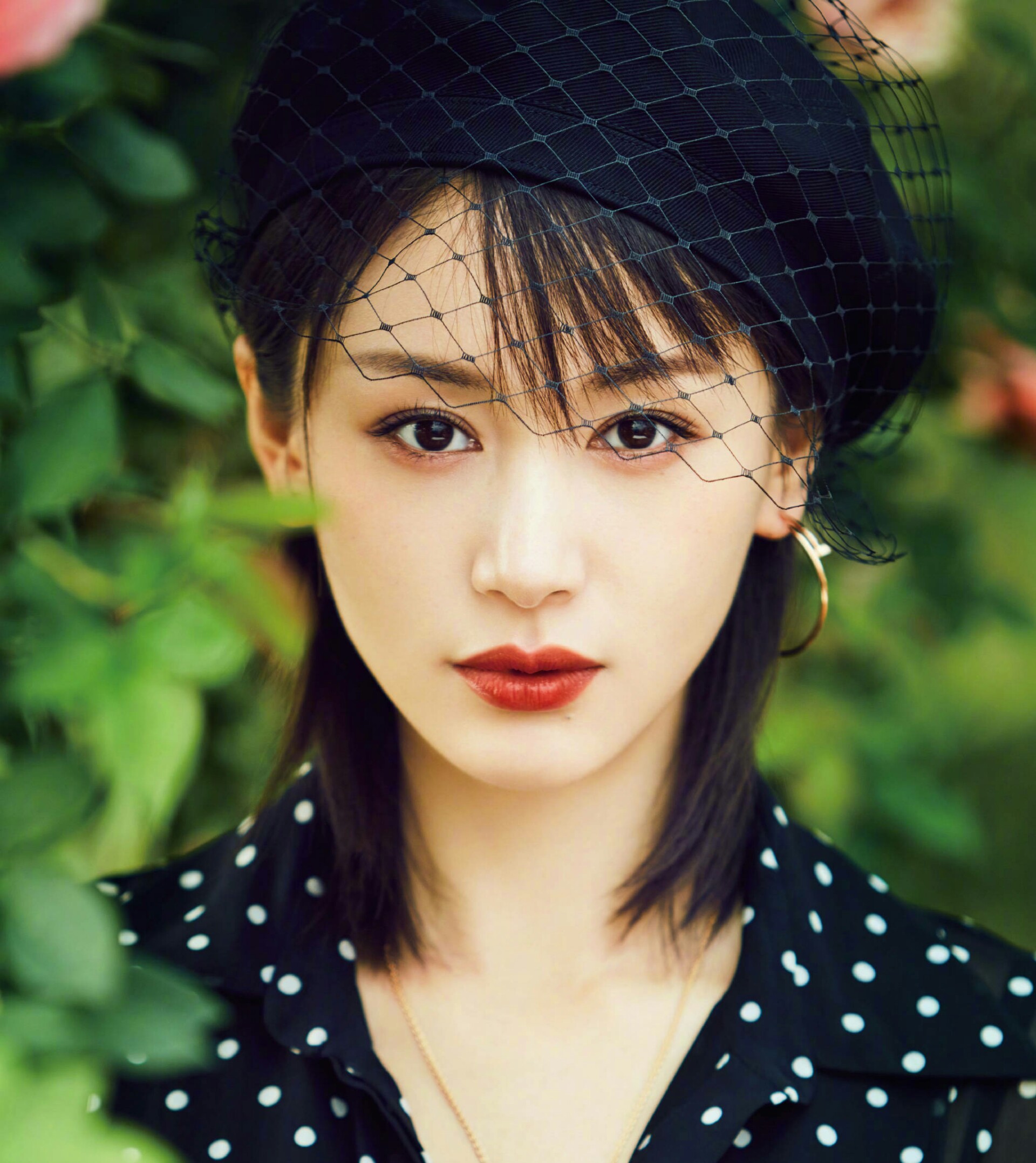 王子文最近的拍摄风格总是很酷,可最后这张的笑容简直太可爱了!