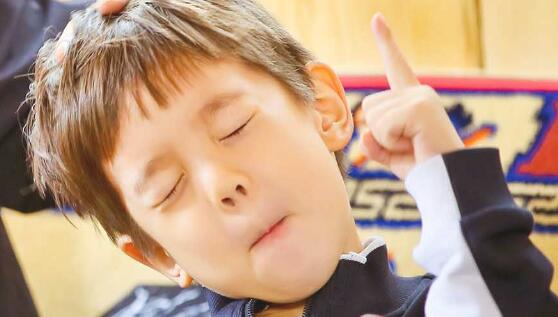 盘点萌宝"嗯哼大王"的4张搞怪表情图片,你喜欢哪张呢?