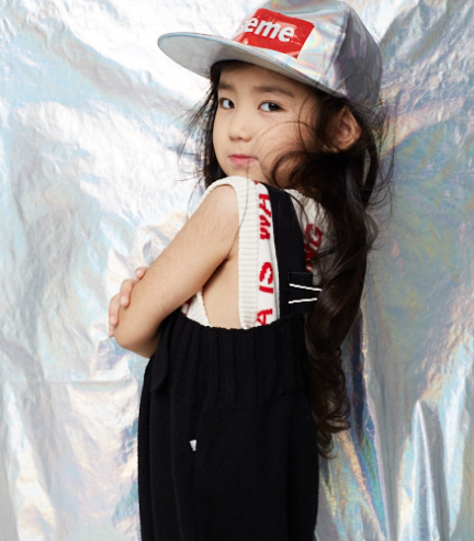 还记得《小手牵小狗》里那个磨人的小妖精叶梓凌吗,萌萌哒