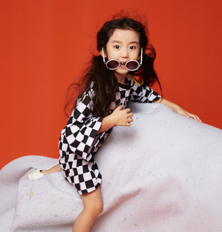 还记得《小手牵小狗》里那个磨人的小妖精叶梓凌吗,萌萌哒