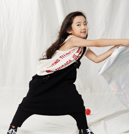 还记得《小手牵小狗》里那个磨人的小妖精叶梓凌吗,萌萌哒