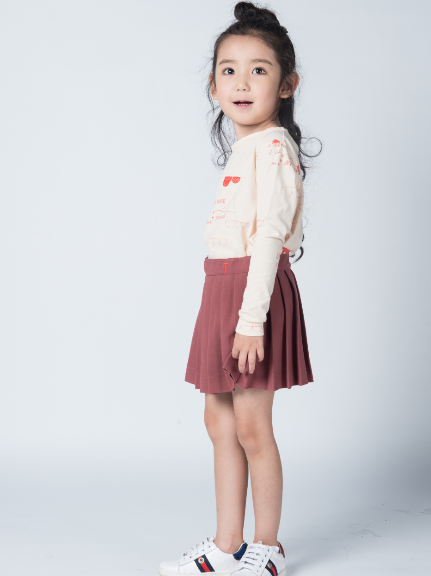 还记得《小手牵小狗》里那个磨人的小妖精叶梓凌吗,萌萌哒