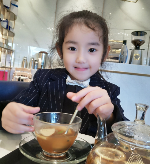 还记得《小手牵小狗》里那个磨人的小妖精叶梓凌吗,萌萌哒